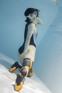 水中ニーソニーソ「ライン・オレンジ」