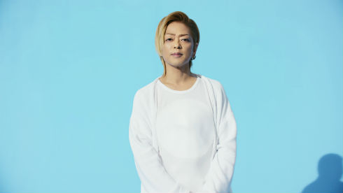 カーディガン姿の綾小路翔さん