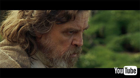 ひっそりとした孤島で物思いにふけるルーク・スカイウォーカーの姿