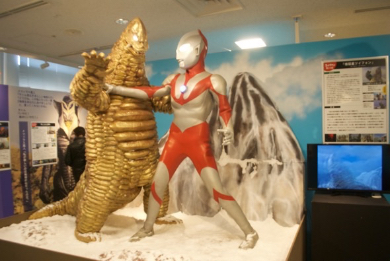 第25話「怪彗星ツイフォン」でのウルトラマンとレッドキングの格闘シーンなど、豪快なジオラマで再現した展示も多数
