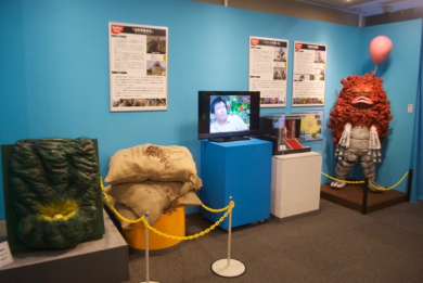 映像やミニチュア、小道具類など再現方法にも凝っている様子。左から2番めのはカカオ豆の袋。そう、第6話「沿岸警備命令」で横浜に出現した怪獣ゲスラの大好物です