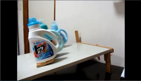 液体洗剤の二足歩行競争