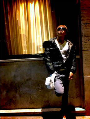 街に佇むGACKTさん