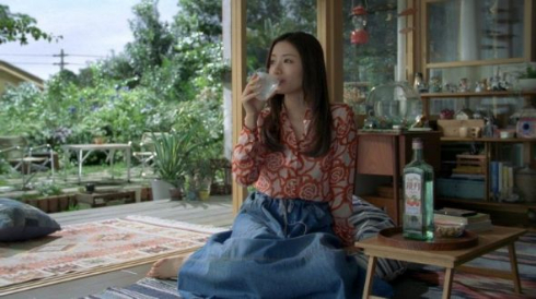 凛とたたずむ石原さとみさん