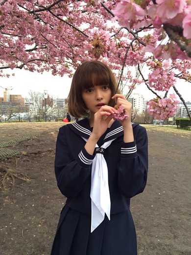 セーラー服の玉城ティナさん