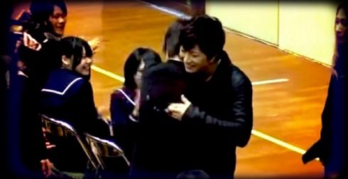GACKTさん卒業式ライブ生徒とハグ