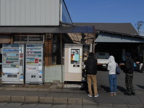 移設されるうどんそば自販機