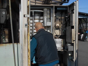 移設されるうどんそば自販機