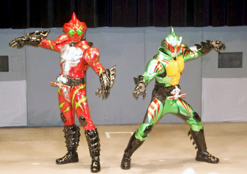 原作「仮面ライダーアマゾン」のDNAを絶妙に分け合ったかのような容姿の、仮面ライダーアマゾンアルファ（左）と仮面ライダーアマゾンオメガ
