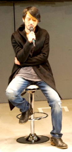 仮面ライダーアマゾンアルファに変身する鷹山仁役・谷口賢志さん