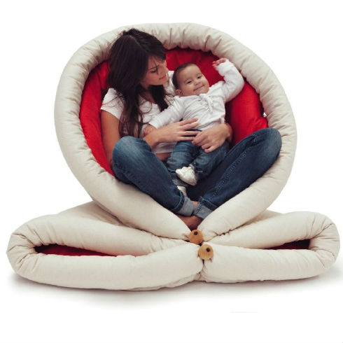 人をダメにする変形クッション