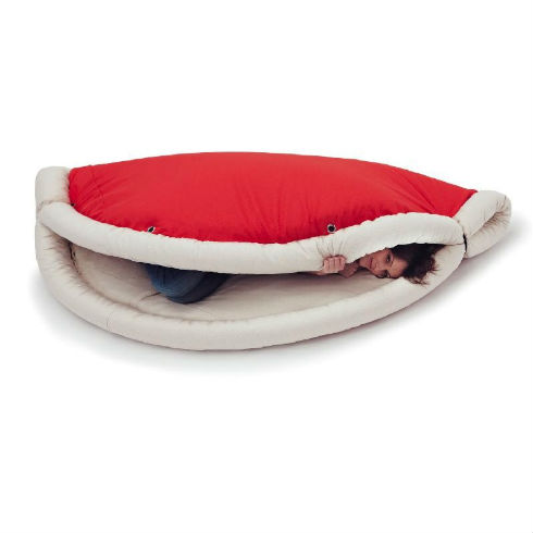 人をダメにする変形クッション