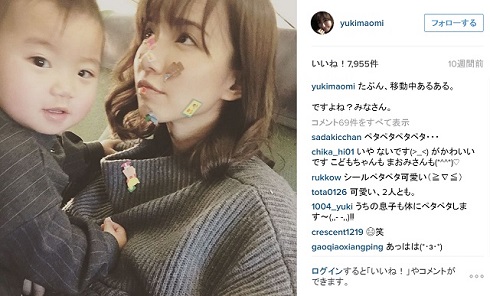 優木まおみの顔に娘がシールを