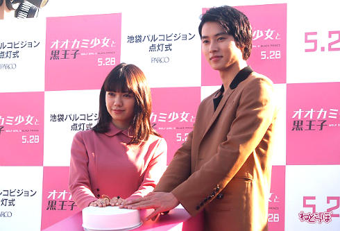 「パルコビジョン」点灯式の二階堂ふみさんと山崎賢人さん