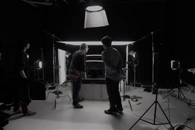 セッティングに立ち会う刀匠・吉原義一さん