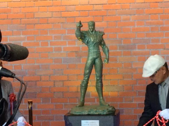 新函館北斗駅にケンシロウ銅像