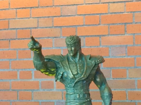 新函館北斗駅にケンシロウ銅像