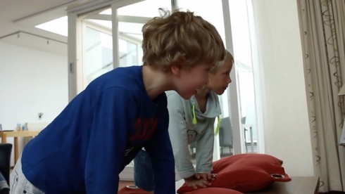 枕をならべて、同時に対戦することも可能