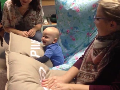 赤ちゃんがプレイ