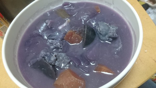 紫人参で彩ったホワイトシチュー作るよ！　→中身が全て紫に染まり“パープルシチュー”が完成してしまう