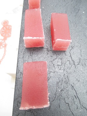 桜色に染まった「村岡総本舗」の白あんのようかん