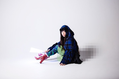 オープニング主題歌「ニュームーンに恋して」を歌う、やくしまるえつこさんg