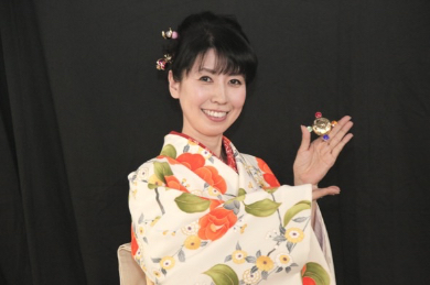 セーラームーン・月野うさぎ役の三石琴乃さん。手に持っているのはFC入会特典のメイクアップリップグロス