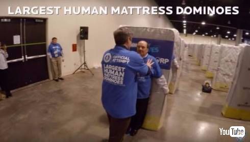 人間マットドミノ