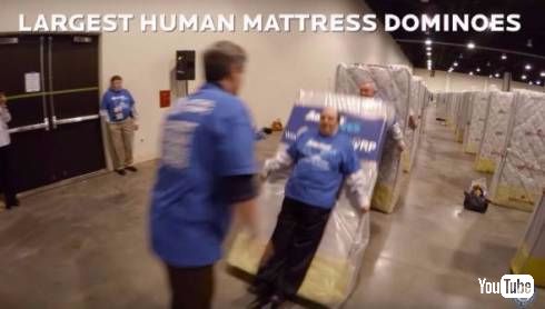 人間マットドミノ