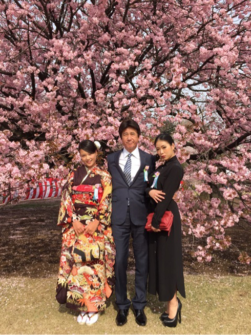 草刈正雄、紅蘭、草刈麻有。桜の下で