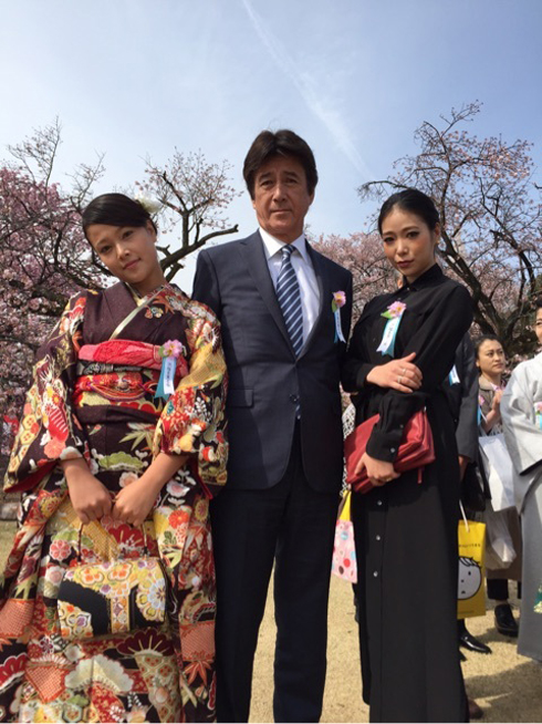 草刈正雄、紅蘭、草刈麻有。青空の下で