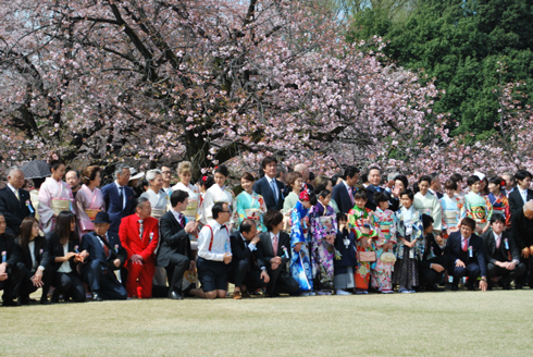桜を見る会遠景。記念撮影