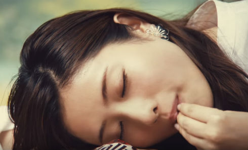 寝ながらガルボミニを食べる石原さとみさん