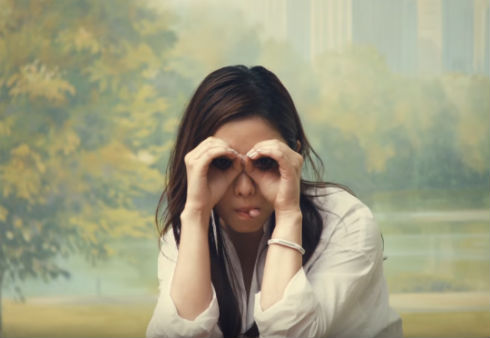 刑事のようにガルボミニを食べる石原さとみさん