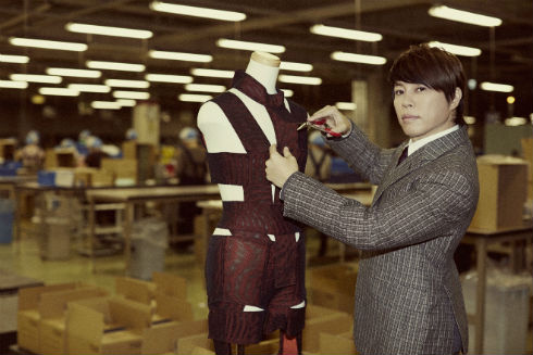 「HOT LIMITスーツ」を裁断する西川貴教代表取締役社長