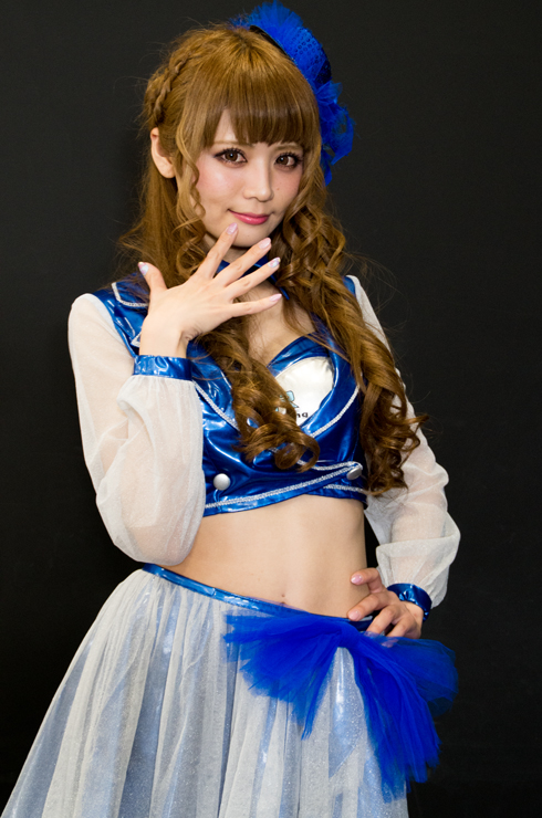 朔矢あいね 膝上 右手を沿えて