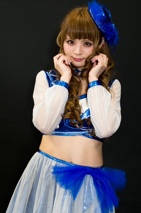 朔矢あいね 膝上 両手を沿えて