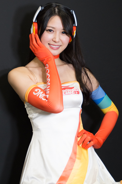 荒井つかさ 膝上 右手を沿えて