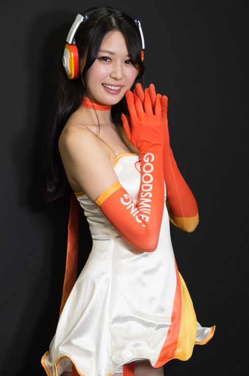 荒井つかさ 膝上 横から 手を前に