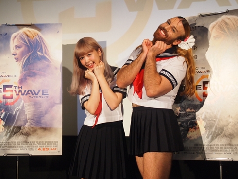 「フィフス・ウェイブ」イベントの藤田ニコルさんとレディビアードさん
