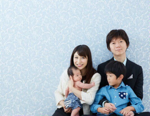 おかもとまりさん、naoさんの家族写真