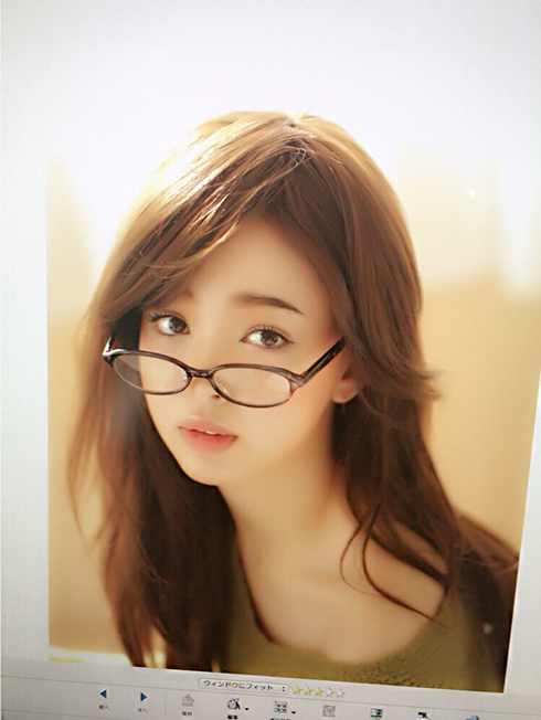 藤田ニコル 眼鏡のオフショット 左向き