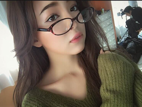 藤田ニコル 眼鏡のオフショット 右向き