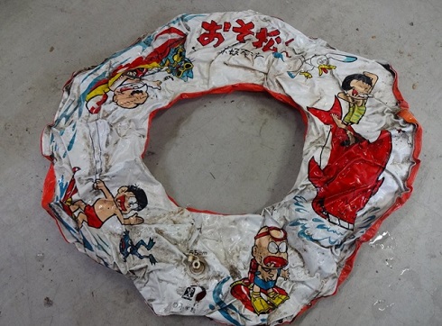 発掘された「おそ松くん」浮き輪