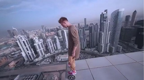 超高層ビルでホバーボード