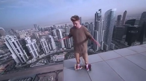 超高層ビルでホバーボード