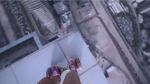 超高層ビルでホバーボード