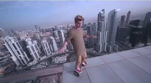 超高層ビルでホバーボード