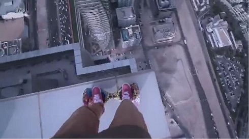 超高層ビルでホバーボード
