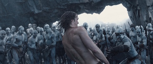 「ターザン：REBORN」取り囲まれるターザン